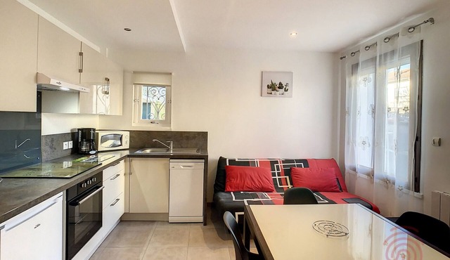 Cozy F2 in Lamalou-les-Bains, 150m from Thermal Baths, Pet Friendly, Free Parking, WiFi
