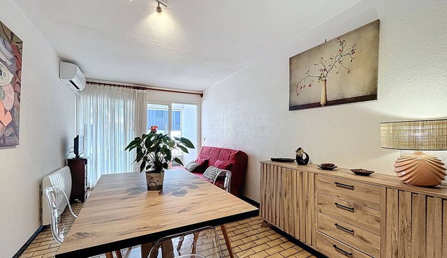 Cozy F2 with Parking, A/C, WiFi - Steps from the Beach