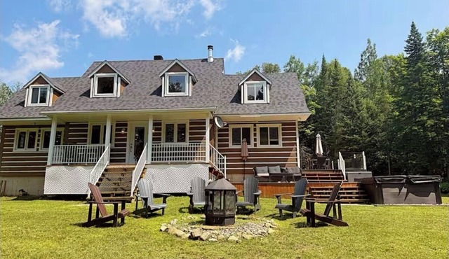 Cozy Fall Waterfront Chalet w/Spa and Beach Volleyball. Near Mont-Tremblant