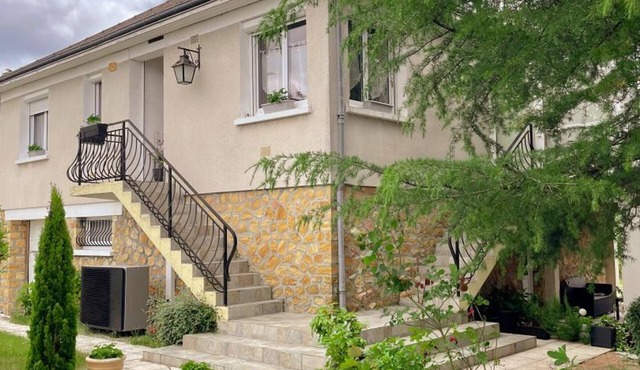 Cozy Family Cottage in Romorantin: BBQ, Private Garden, Wi-Fi, Near Beauval & Chambord