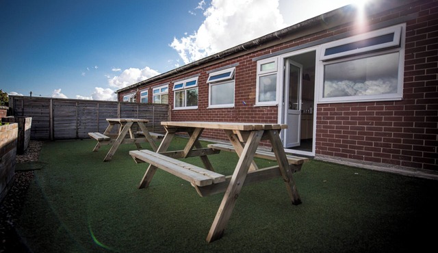 Cozy Family Apartment | Manchester Airport | Free Parking | Sleeps 8n