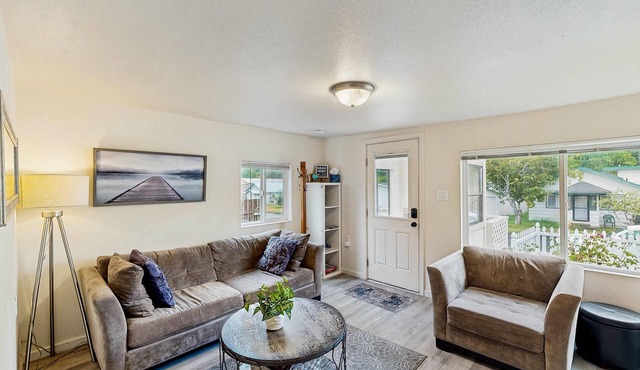 Cozy family beach cottage with hot tub, deck, WiFi, surfboard-walk to bay, Dogs ok