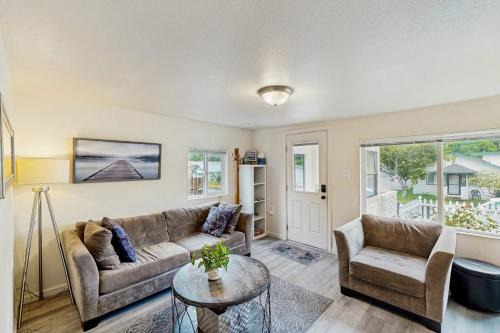 Cozy family beach cottage with hot tub deck WiFi surfboard-walk to bay Dogs ok