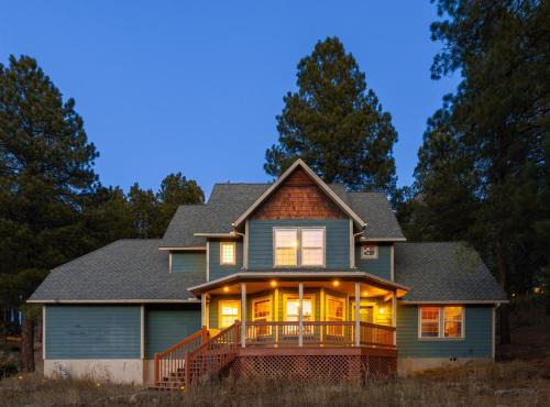 Cozy Family Cabin Deck & Fire Table Sleeps 10