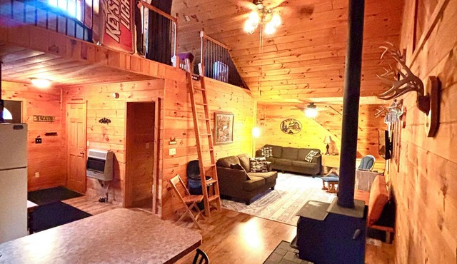 Cozy Family Cabin, hot tub, fishing, hiking, ATV, snowmobiling, read a book