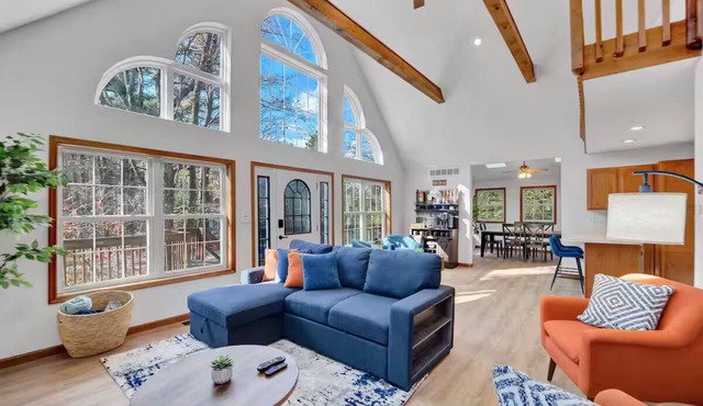 Cozy Family Chalet - Hot Tub, Fire Pit, Game Room