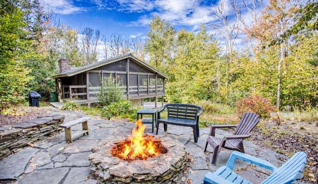 Cozy Family Chalet Near Downtown | Firepit + Porch