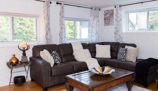 Cozy Family Cottage, Sleeps up to 10 Persons & Fully Equipped