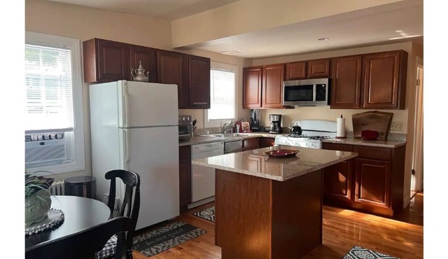 Cozy Family Cottage within walking distance to Barrington Center.