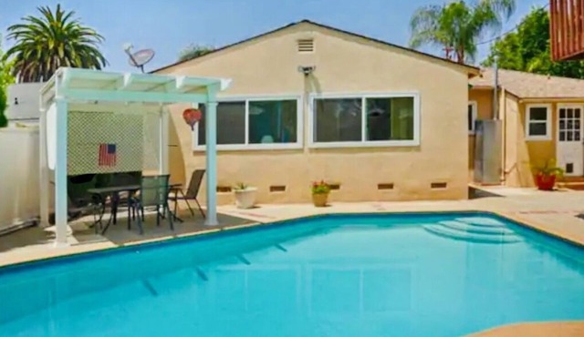 Cozy family cottage with pool. Near Universal Studios + Los Angeles hotspots!