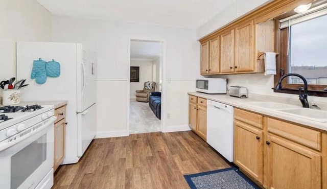 Cozy Family Friendly House by Park. Available for extend stays.