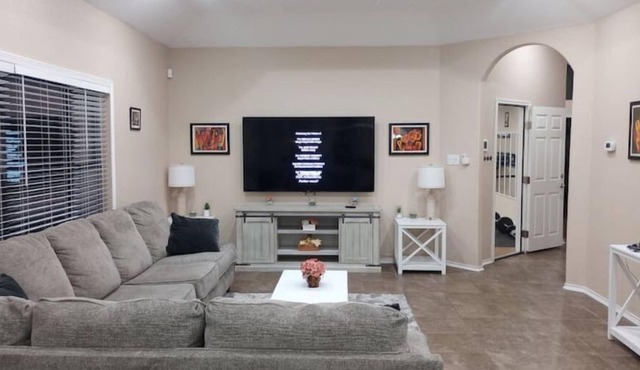 Cozy/Family Friendly 3 BR House