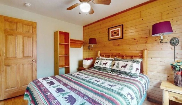 Cozy Family Friendly Blue Cabin Unit B