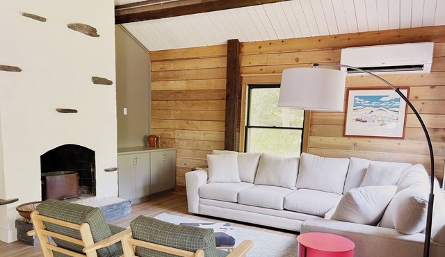 Cozy, family-friendly chalet near hiking and skiing. Pet-friendly.