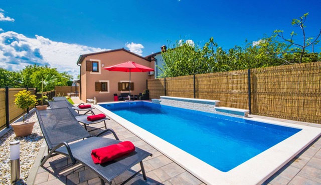 Cozy family-friendly fenced villa, pool and outdoor jacuzzi