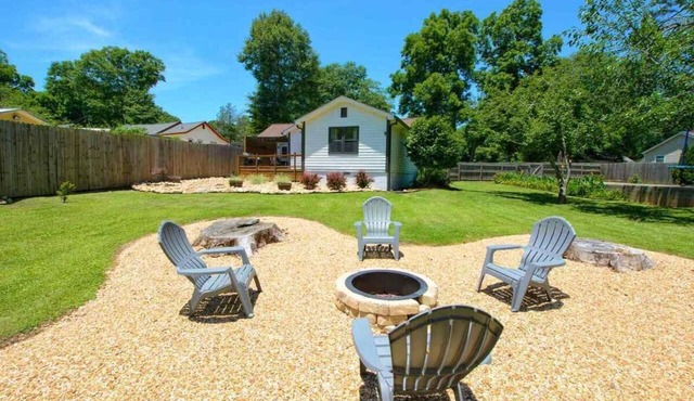 Cozy Family-Friendly home w/spacious backyard & firepit