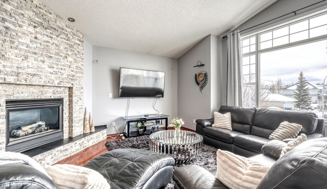 Cozy Family Friendly Home with Rec Room & Sauna!