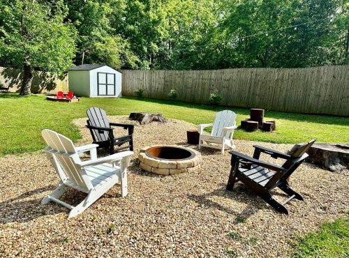 Cozy Family-Friendly home w/fenced-in backyard