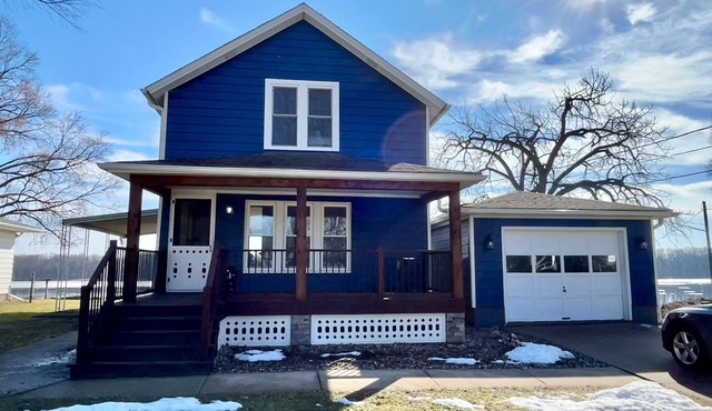 Cozy Family-Friendly Riverfront Home. Perfect Setting for All Celebrations!