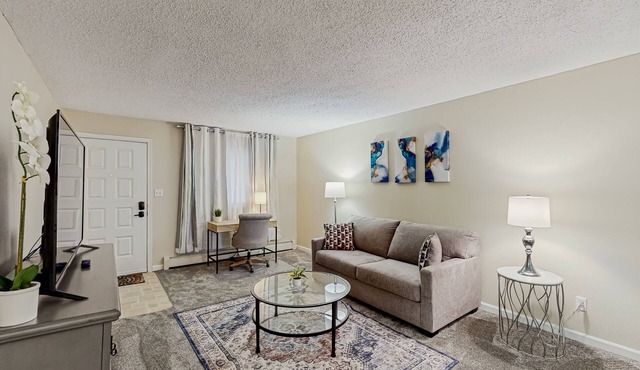 Cozy family-friendly apartment with work desk, streaming, & nearby activities