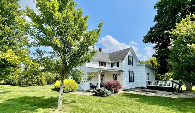 Cozy family friendly farmhouse, minutes from Brookville lake.