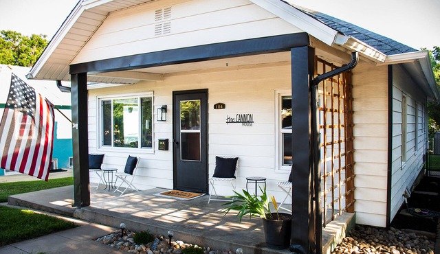 Cozy family friendly home within walking distance of Main Street!