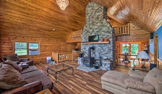 Cozy Family-Friendly Pine Grove Cabin w/Fire Pit!