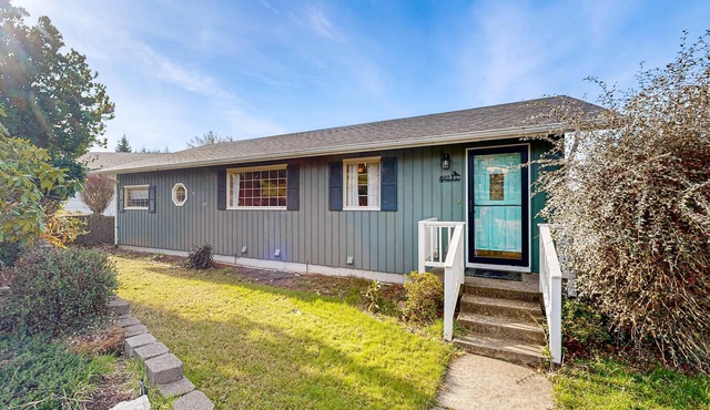 Cozy family-friendly home with game room, valley views, private hot tub, grill