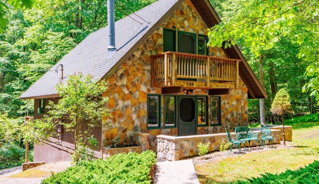Cozy Family-Friendly Forested Cabin Inside Alpine Lake Resort