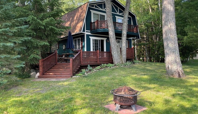 ★ Cozy Family Getaway ★ on Beautiful Clear Lake 3 or 4 Bedrooms Available