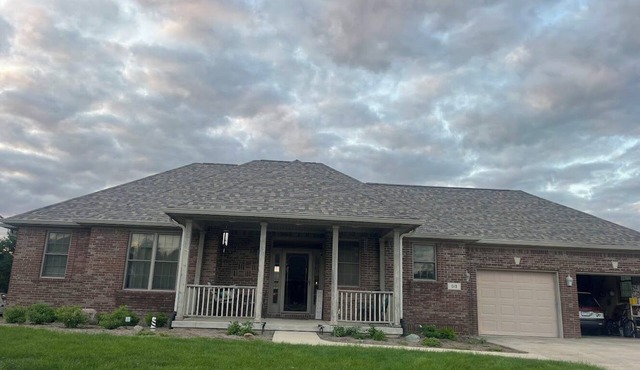 Cozy family home complete with 2 friendly cats-close to everything!