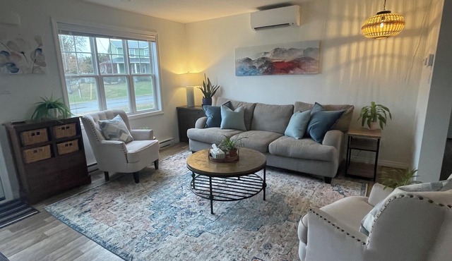 Cozy Family Home in the heart of Kensington. Close to all amenities!