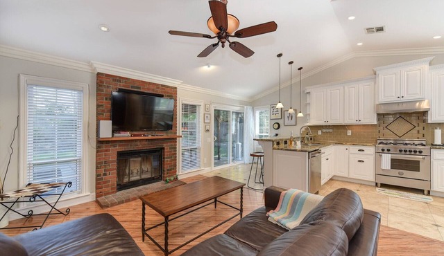 Cozy family home in prime location, pet friendly, fully fenced!