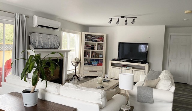 Cozy family home. Min to downtown, beaches, golf, and trails!