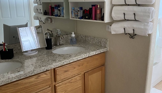 Cozy family home. Minutes away from west gate (state farm stadium)!