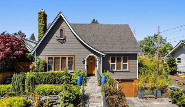 Cozy family home minutes from The University of Puget Sound!