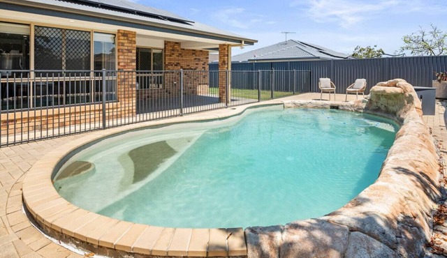 Cozy Family Home near Shops & Transport | W/Pool