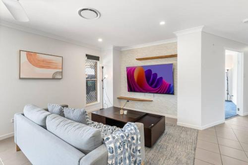 Cozy Family Home near Shops and Transport with Pool