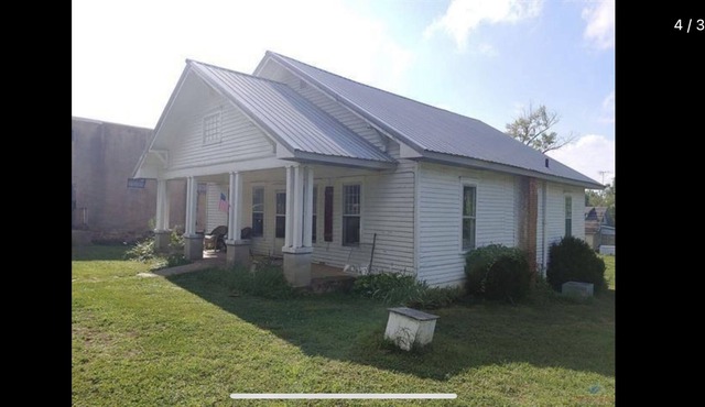 Cozy family home on 3/4 of an acre - just a short walk from the river