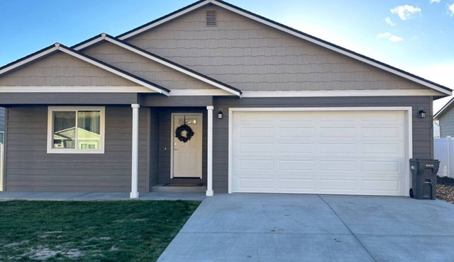 Cozy Family Home on Rock Island Golf Course!