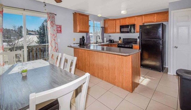 Cozy Family Home with Large Yard near Quincy reservoir