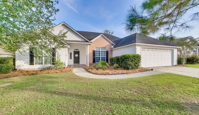 Cozy Family Home with Spacious Backyard, Screened Patio, and Jetted Tub