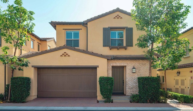 Cozy Family Irvine Home w Full Kithcen Garage