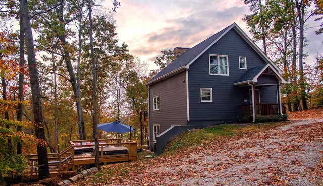 Cozy Family Lakehouse with Winter Lakeview, Hot Tub, Arcade, Mini Golf, Kng Beds