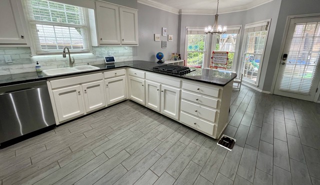 Cozy Family/Pet friendly House, central location, great deck/outdoor space