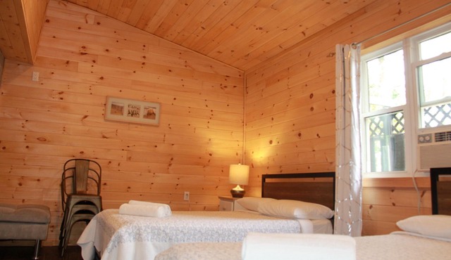 Cozy family Pine, 4 min Walk to Beach, Cabin sleep 5 with Kitchenette