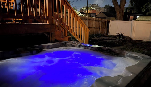 ☆ Cozy Family Retreat ☆ Hot Tub ☆ Fireplace ☆ Tower Grove ☆ Close to Downtown!