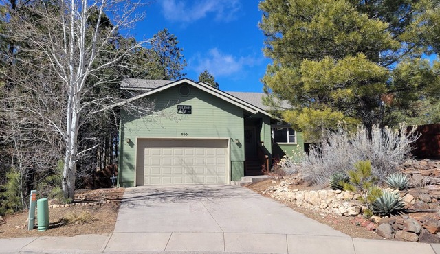 Cozy Family retreat with large fenced backyard, Pet-Friendly, and Central Air!
