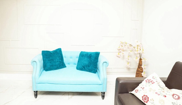 Cozy family room in middle of Richmond Hill.