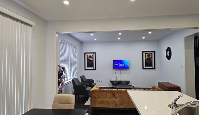 Cozy Family Size Home in a quite neighbourhood with proximity to restaurants